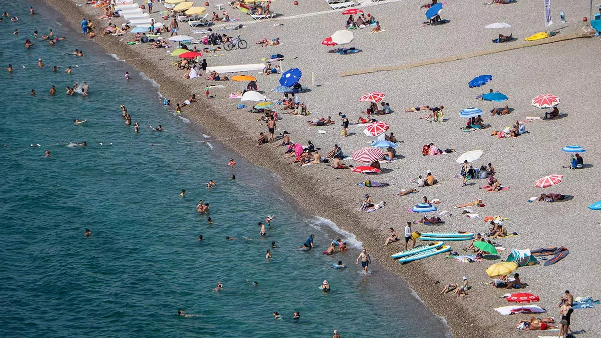 Antalya'da deniz suyu sıcaklığı hava sıcaklığını geçti