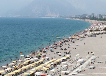 Antalya'da hafta sonu sahiller doldu