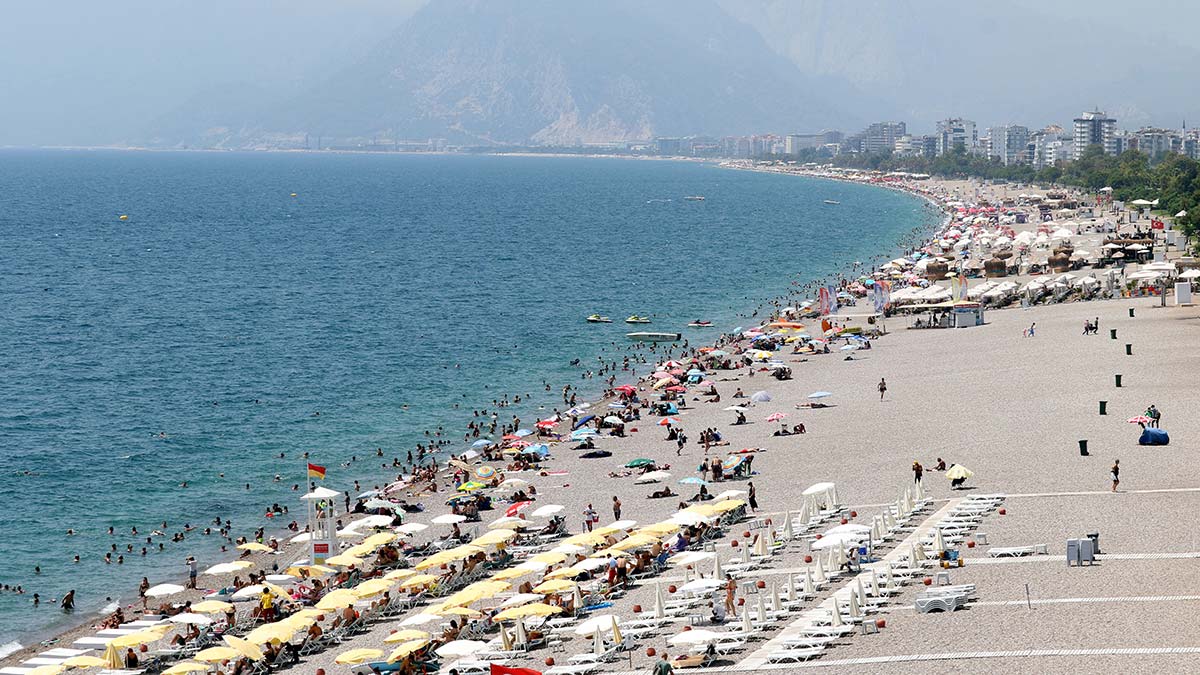 Antalya'da hafta sonu sahiller doldu