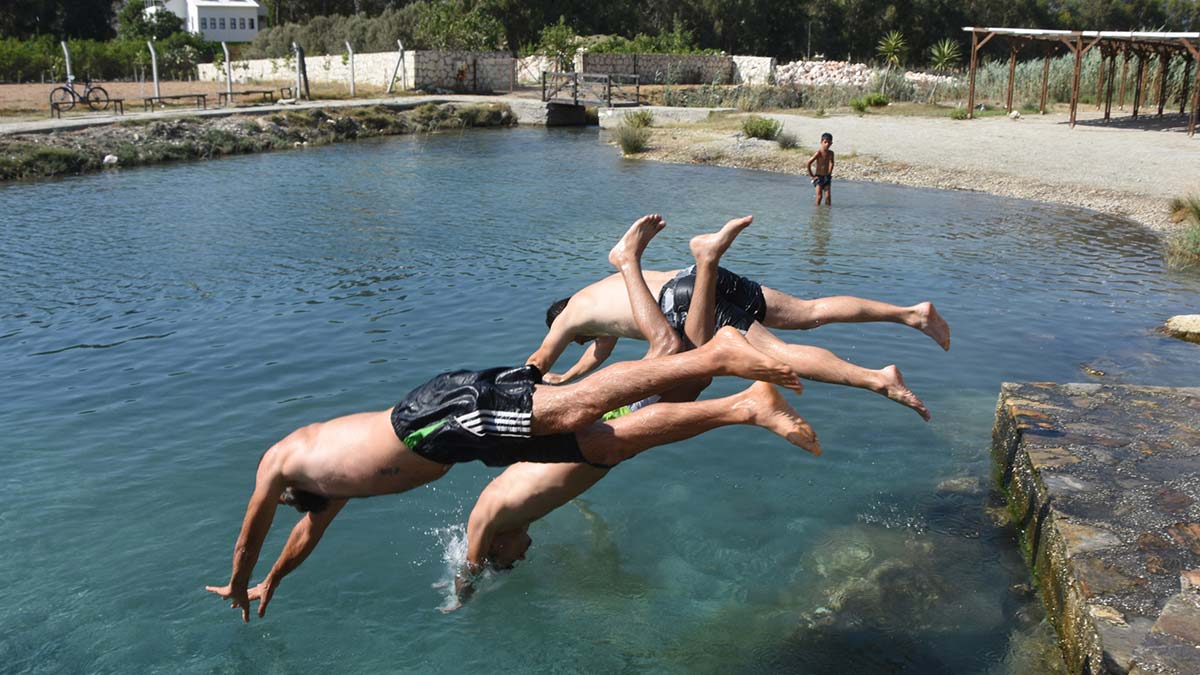 Antalya'da sıcaktan kavrulanlar suda serinliyor