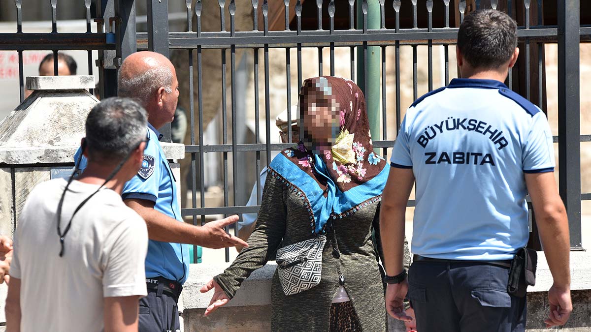 Antalya'da yabancı uyruklu 941 dilenci çıktı