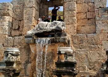 Antik çeşmeden 1800 yıl sonra su aktı