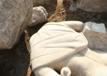Antik kentteki kazılarda Apollo heykeli bulundu