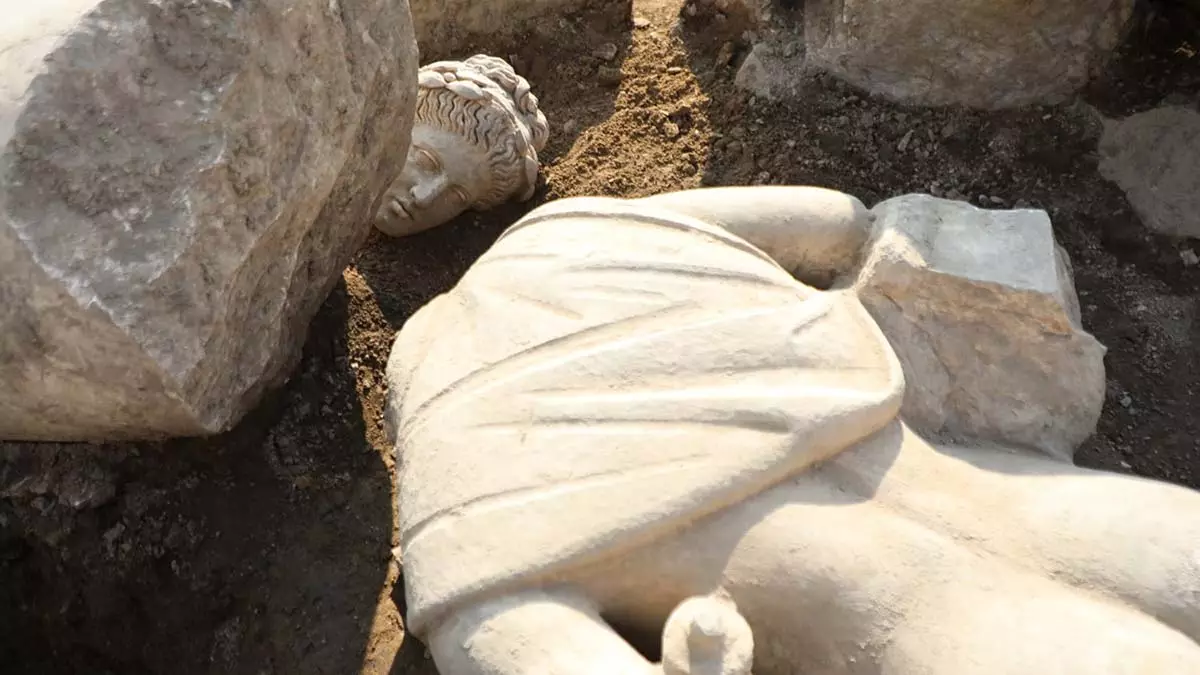 Antik kentteki kazılarda apollo heykeli bulundu