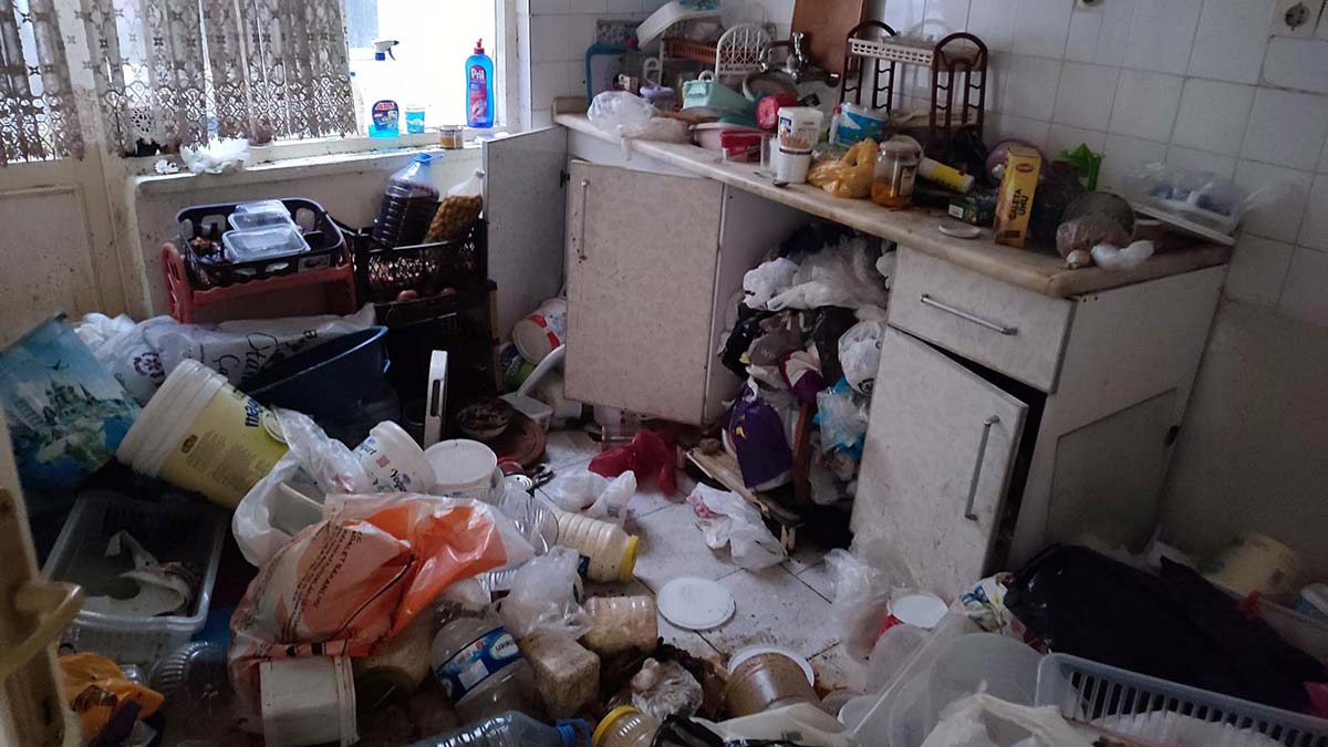 Apartman dairesinden 1 kamyonet çöp çıktı