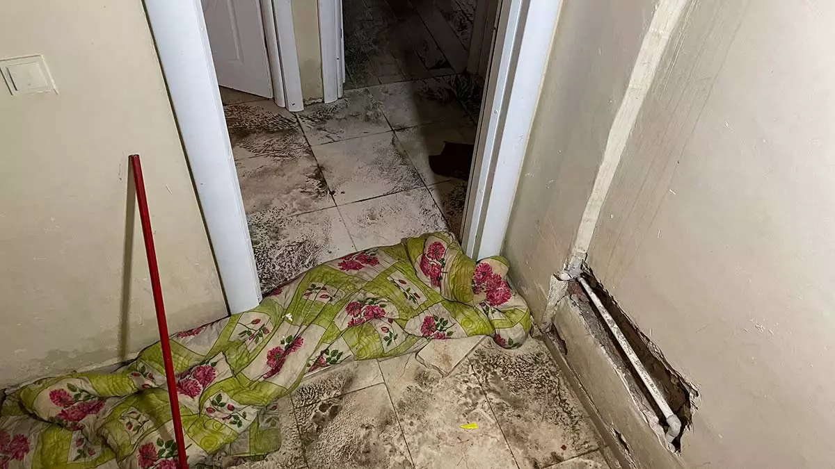 Arnavutköy'de bodrum katındaki daireyi su bastı