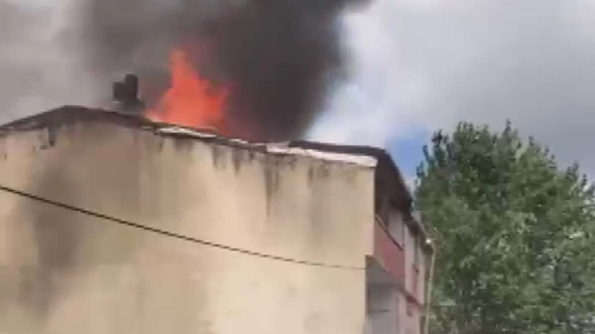  Arnavutköy'de çatı yangını