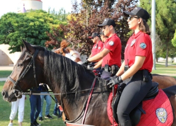 Atlı polislerden Gaziantep'te denetim