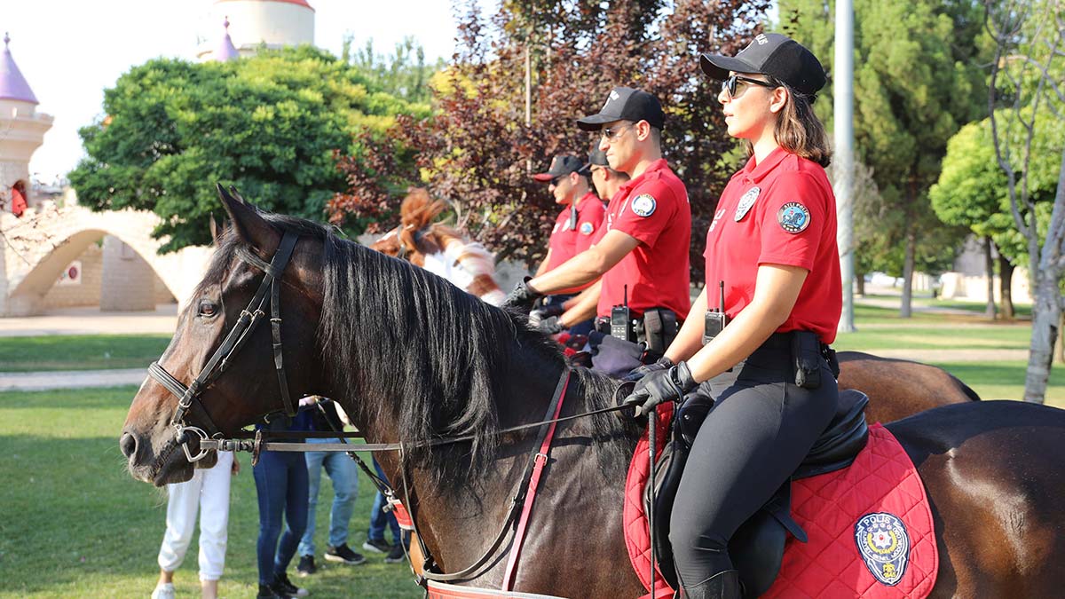 Atlı polislerden Gaziantep'te denetim