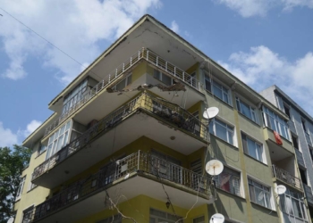 Avcılar'da balkonu çöken bina mühürlendi
