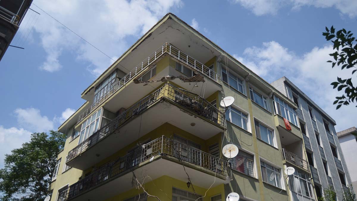 Avcılar'da balkonu çöken bina mühürlendi