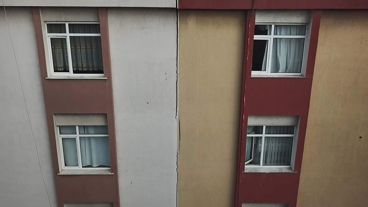 Avcılar'da çatlaklar oluşan iki binaya tahliye