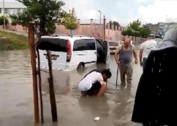 Avcılar'da yağmur yolları göle çevirdi