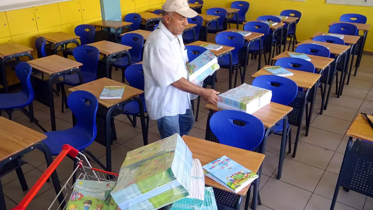 Avcılar'daki okullarda ders kitapları sıralara konuldu