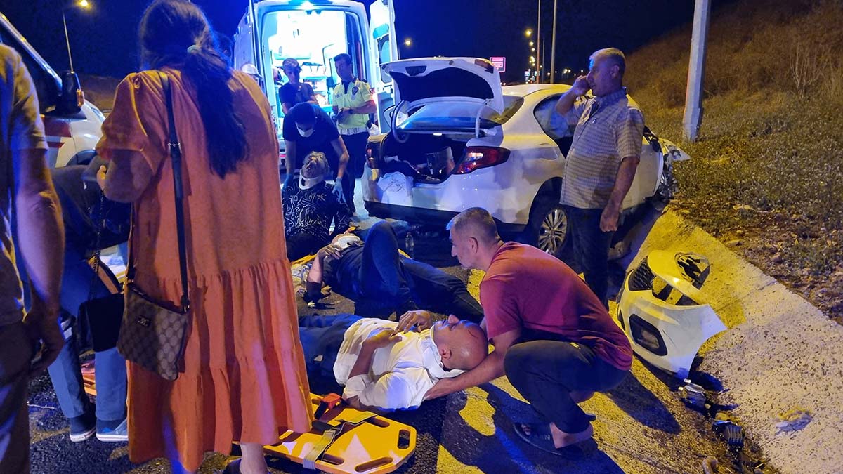 Aydınlatma direğine çarpan otomobil takla attı: 4 yaralı