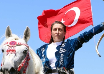 Ayşe öğretmen atlı okçulukta rakiplerini geride bıraktı