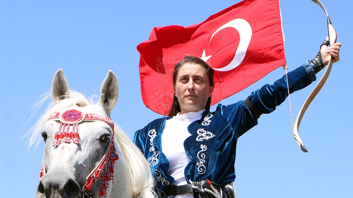 Ayşe öğretmen atlı okçulukta rakiplerini geride bıraktı