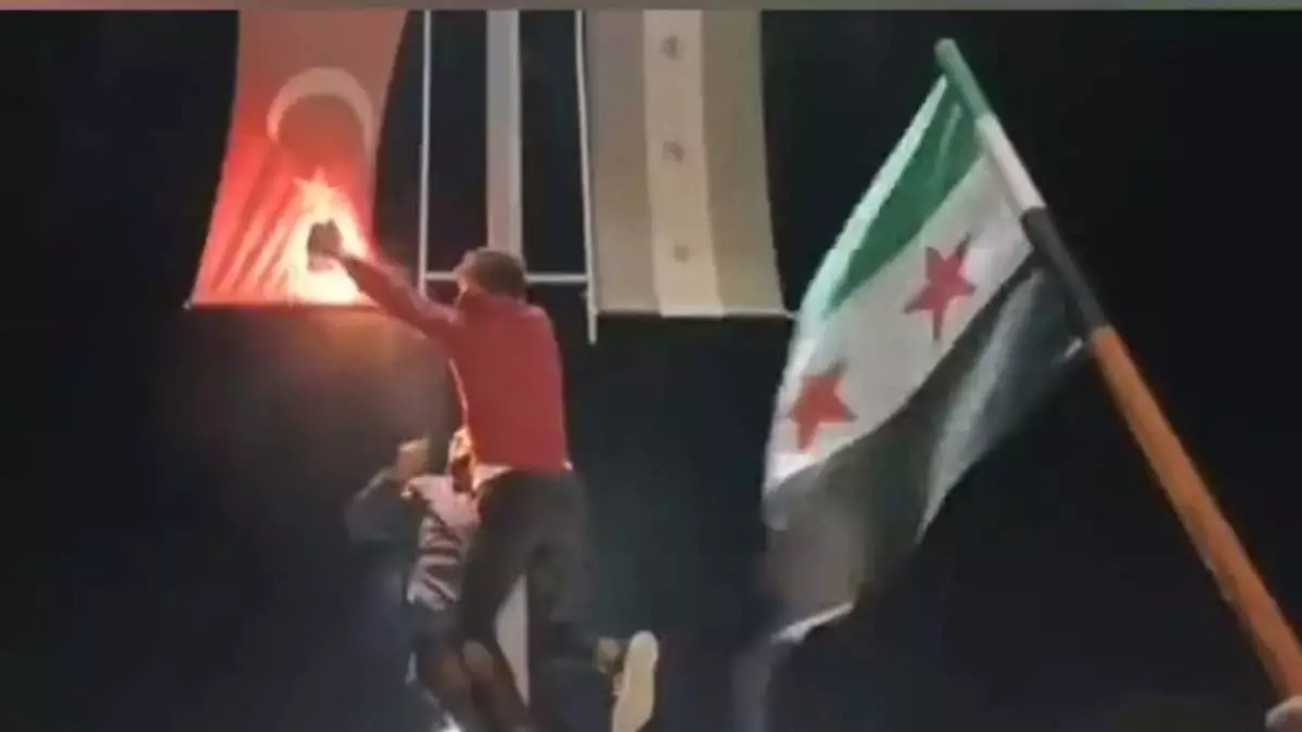 Azez'de türk bayrağını yakan 2 kişi yakalandı 