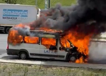 Bağcılar'da servis minibüsü alev alev yandı