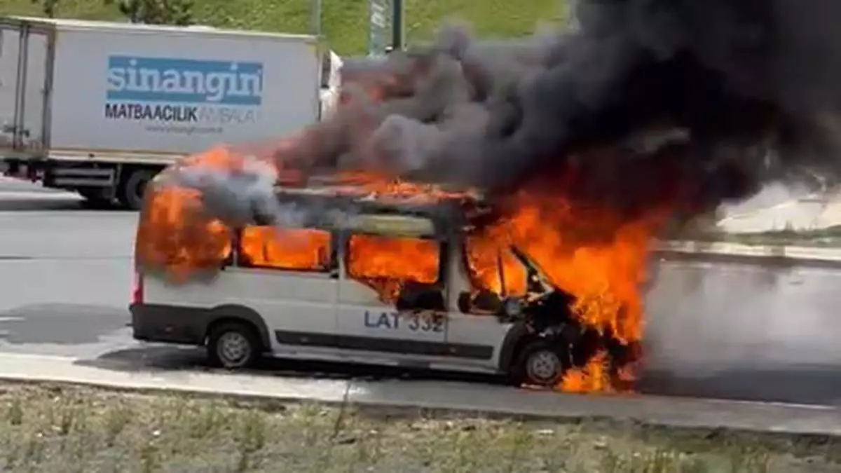 Bağcılar'da servis minibüsü alev alev yandı
