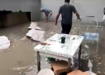Bahçeden taşan su duvarı yıkarak evi bastı