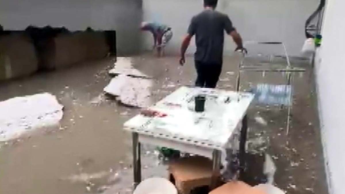 Bahçeden taşan su duvarı yıkarak evi bastı