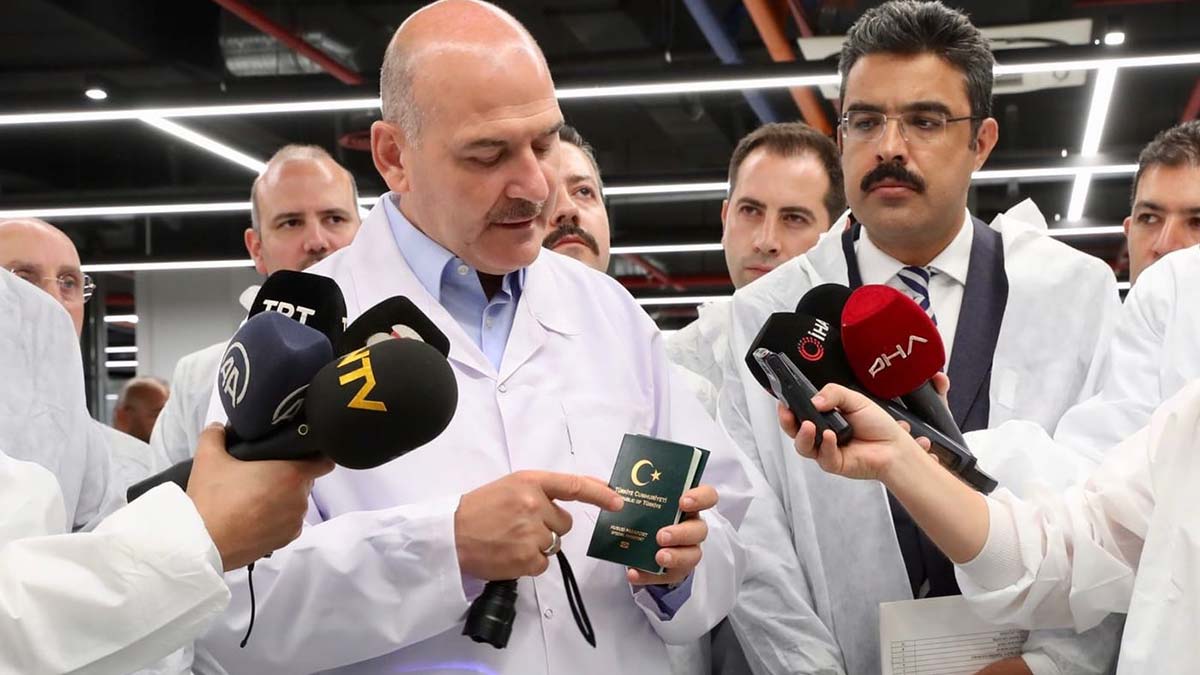 Bakan Soylu, yerli ve mili pasaportu tanıttı