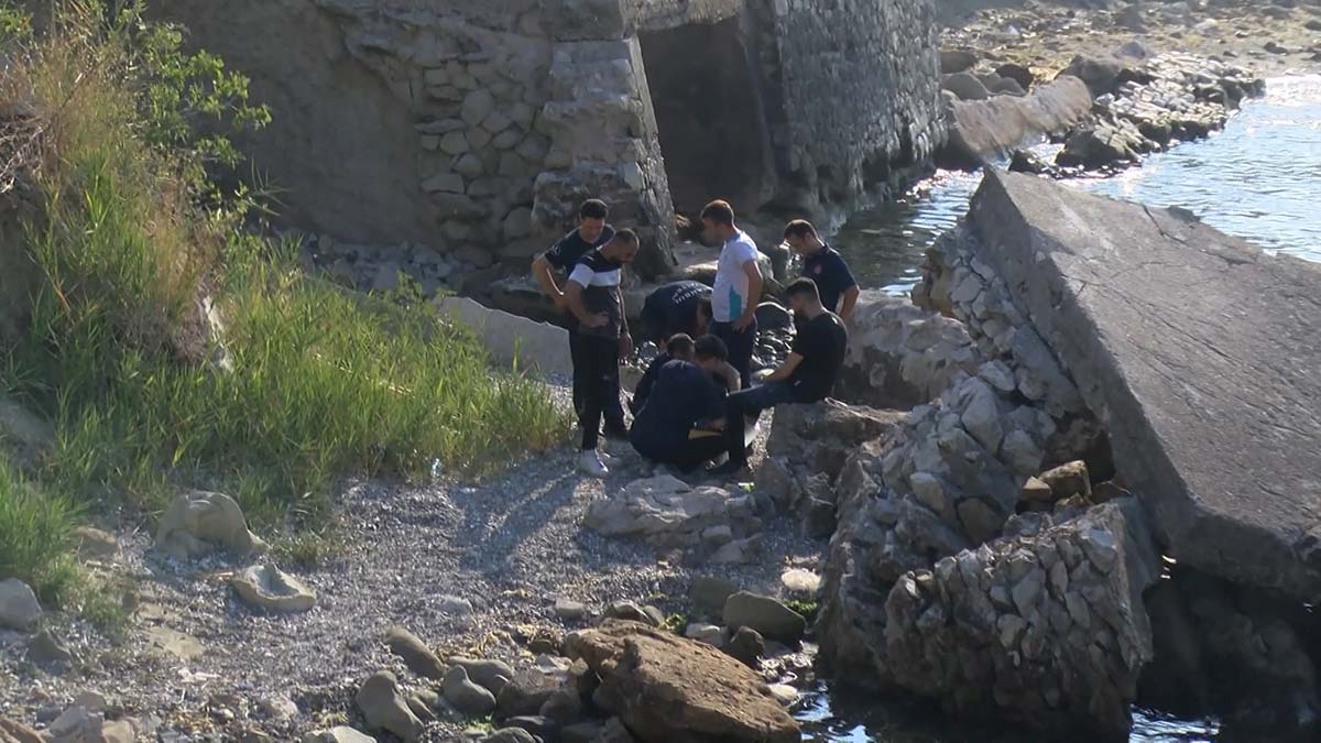 Balık tutarken ayağı kayalıklara sıkıştı 