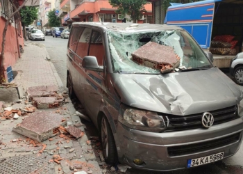 Balkonun duvarı minibüsün üstüne düştü