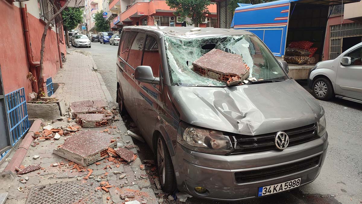Balkonun duvarı minibüsün üstüne düştü