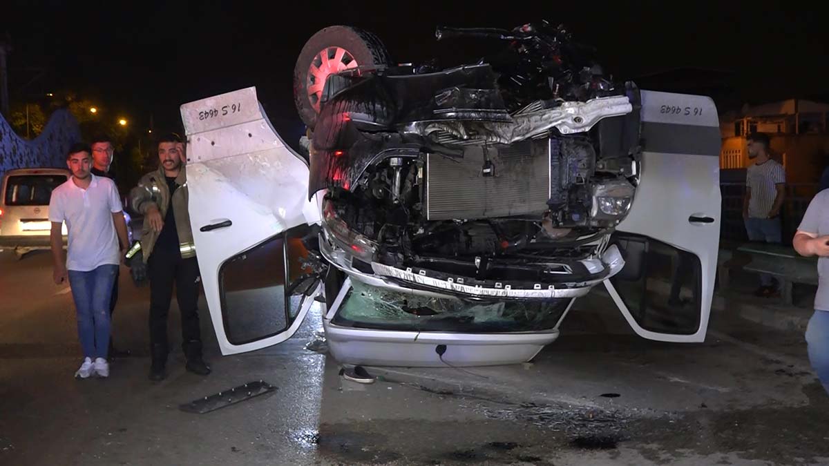 Bariyerlere çarpan minibüs takla attı