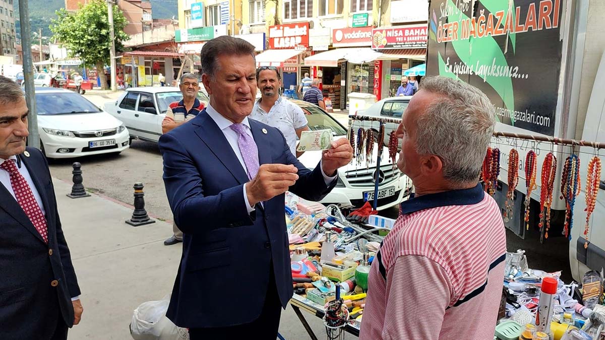 'Başka partiye geçen milletvekili istifa etmeli'