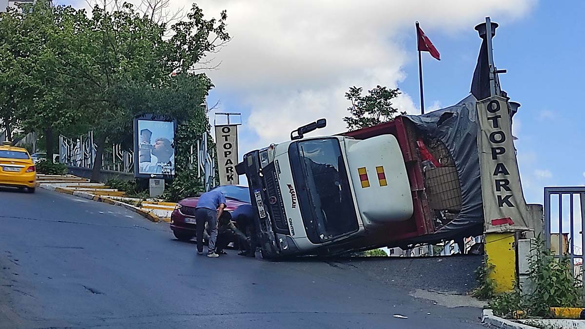 Beşiktaş'ta atık kağıt yüklü kamyon devrildi