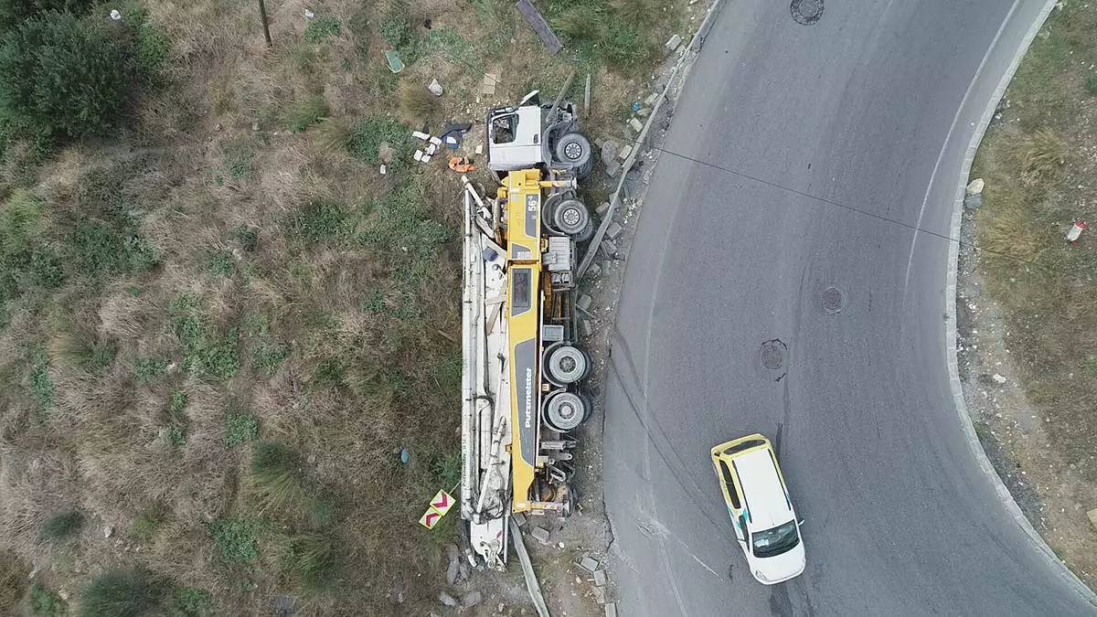 Beton pompasi tasiyan kamyon devrildi 1 - yaşam - haberton