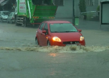 Beykoz'da yollar göle döndü ilkokulu su bastı