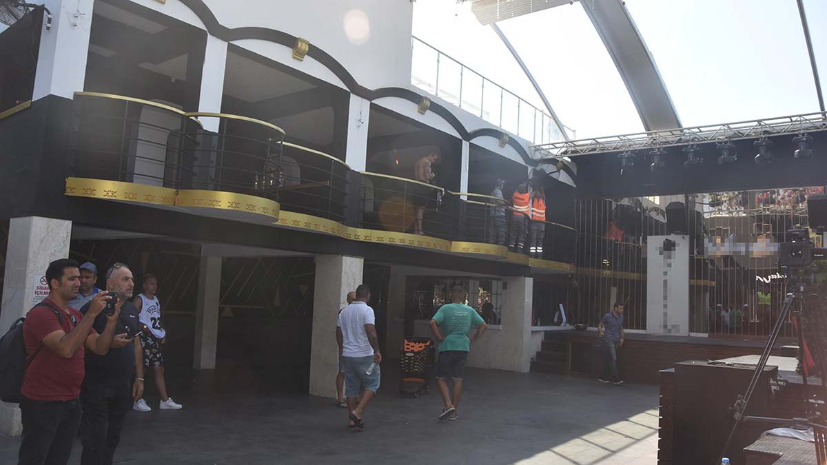 Bodrum'da ruhsatsız eğlence mekanı yıkılıyor