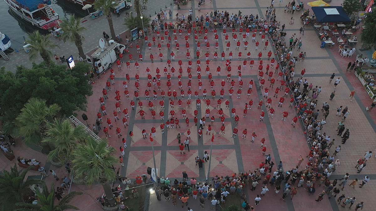 Bodrum'da toplu zeybek gösterisi