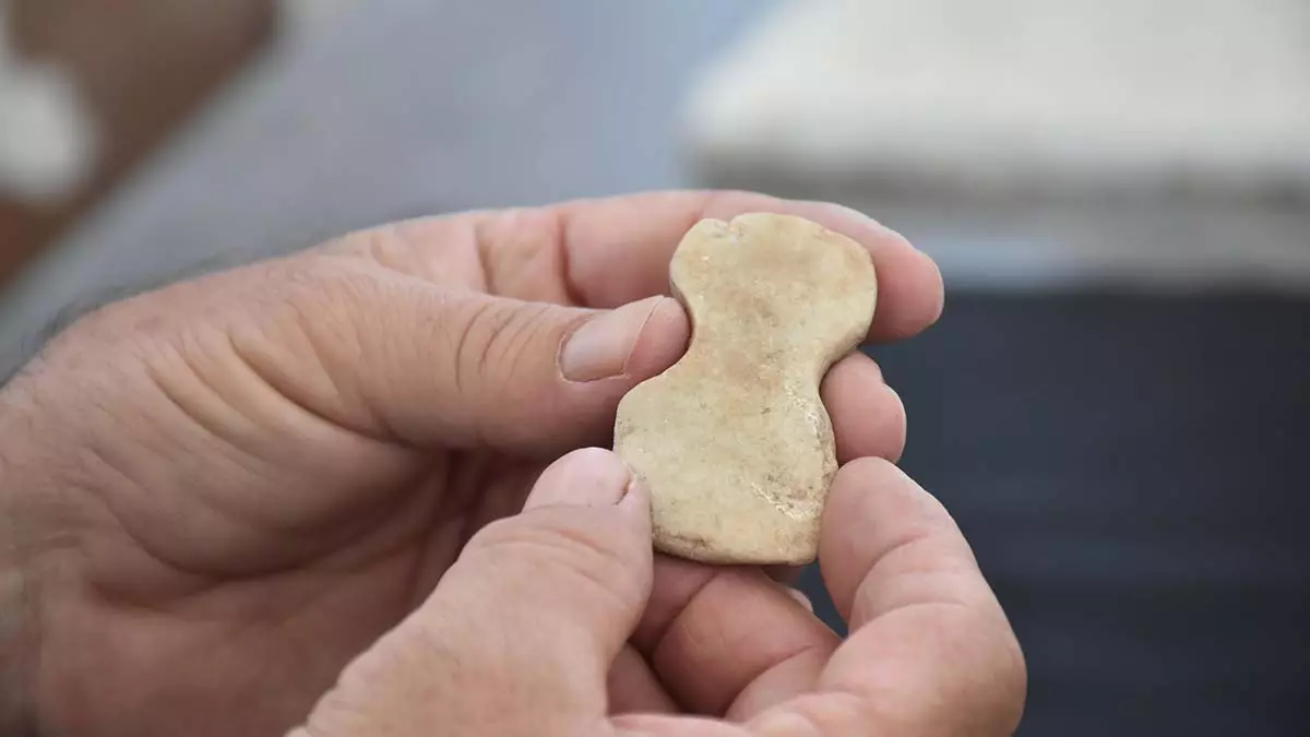Bornova'da 5 bin yıllık mermer idol bulundu