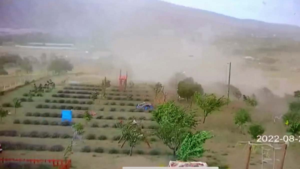 Burdur'da hortum evlere zarar verdi