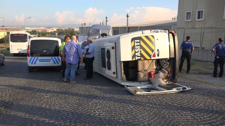 Bursa’da işçilerin minibüsü çarpıştı: 8 yaralı