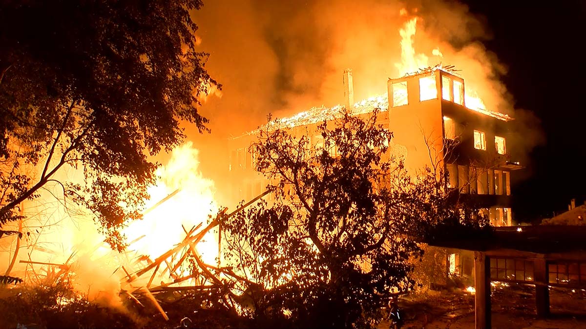 Bursa'da tarihi ipek fabrikası binasında yangın