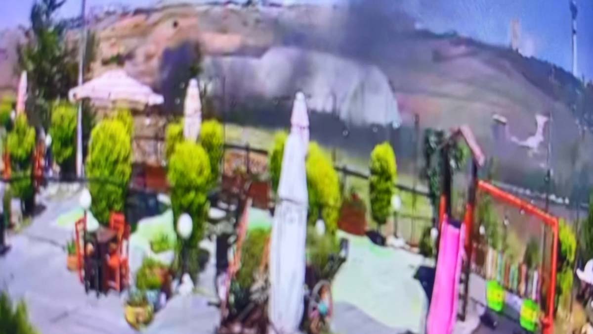 Büyükçekmece'de halı saha deposunda yangın