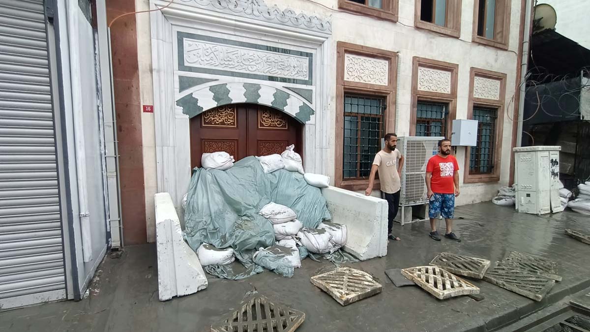 Camiye su baskınına karşı kum torbalı önlem