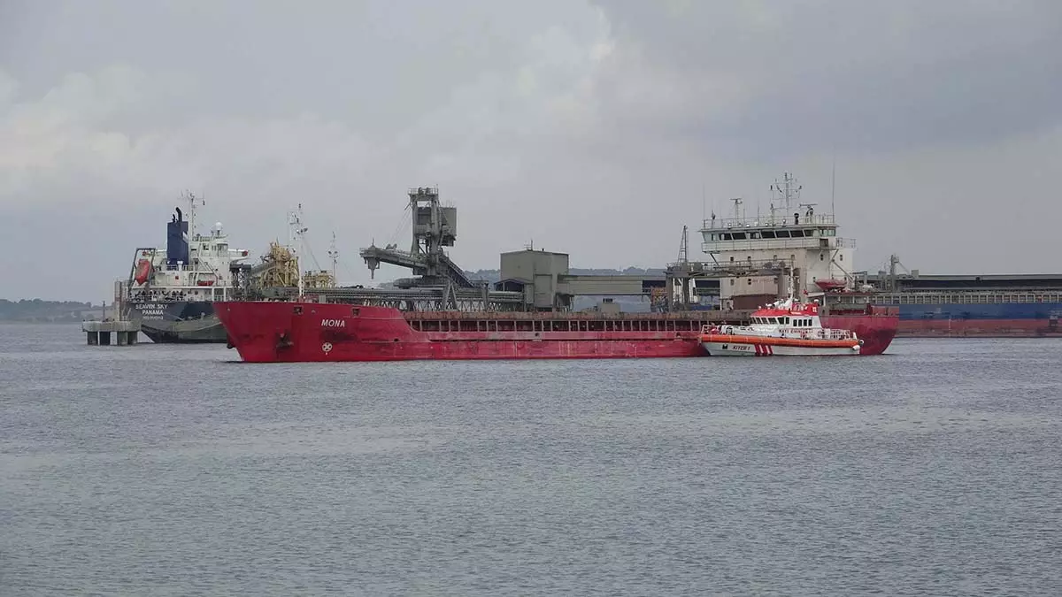 Çanakkale'de karaya oturan kargo gemisi kurtarıldı