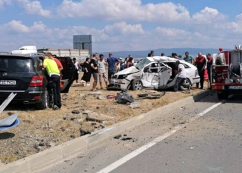 Çanakkale'de otomobiller çarpıştı; 2 ölü, 5 yaralı