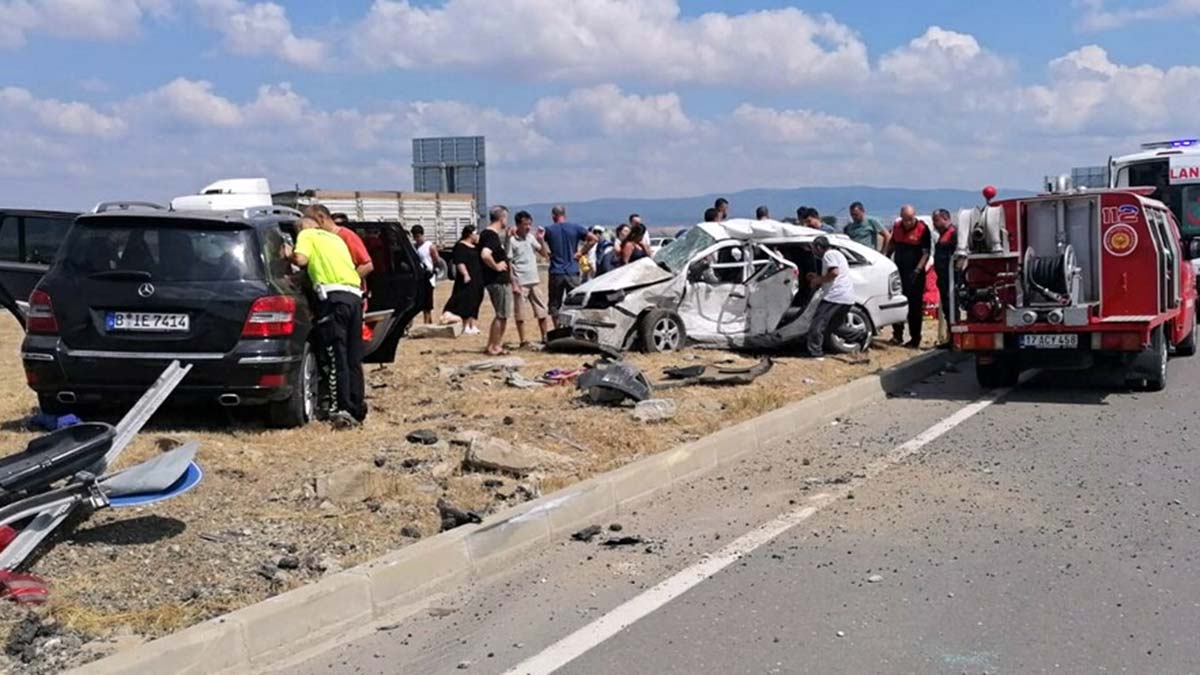 Çanakkale'de otomobiller çarpıştı; 2 ölü, 5 yaralı