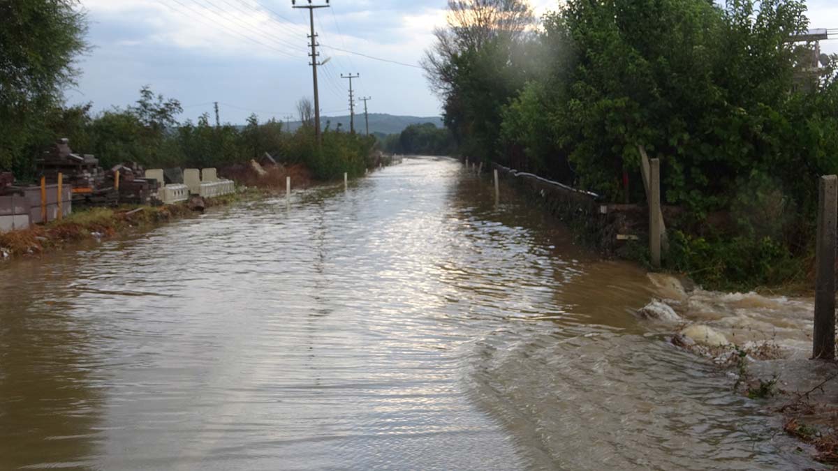 Çanakkale'de sağanak zor anlar yaşattı