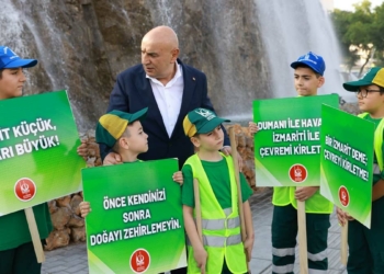 Çevreci minik sokak süpürgecileri sahaya indi