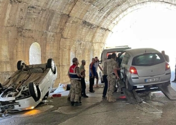 Çığ tünelinde 2 otomobil çarpıştı: 4 yaralı