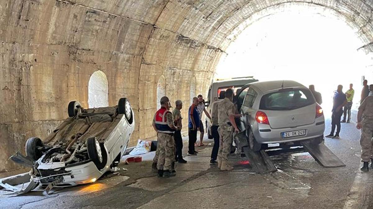 Çığ tünelinde 2 otomobil çarpıştı: 4 yaralı